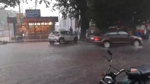 India: Heavy rain causes flooding in Coimbatore Stock Footage 288104046