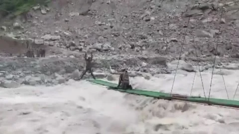 India: Indian army engineers construct crucial bridge to reconnect flood-hit... Vídeos de archivo 280526611