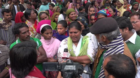 India, a journalist interviews protesters during a demonstration Stock-Footage 48784772