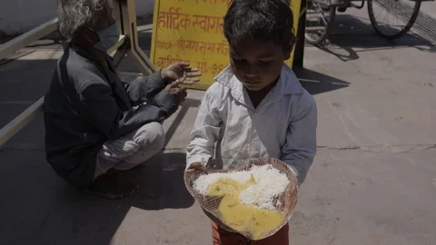 India Lockdown, Hungry poor people, police distributing food, Rishikesh Stock-Footage 129070364