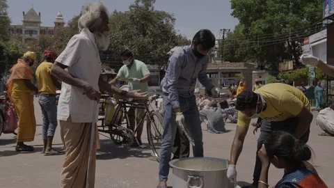 India Lockdown, Hungry poor people, police distributing food, Rishikesh Stock-Footage 129070412