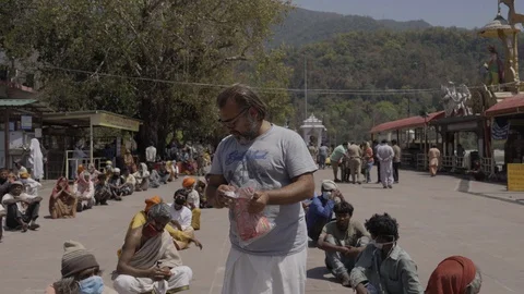 India Lockdown, Hungry poor people, police distributing food, Rishikesh Stock-Footage 129070625