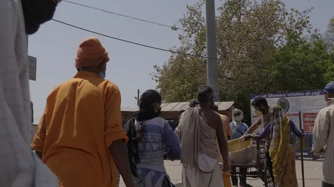 India Lockdown, Hungry poor people, police distributing food, Rishikesh Stock-Footage 129070875