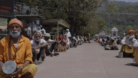 India Lockdown, Hungry poor people, police distributing food, Rishikesh Stock-Footage 129071581