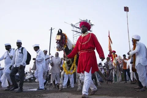  INDIA, MAHARASHTRA, PHALTAN, June 2023, Pilgrims with God s horse at palk... Stock Photos
