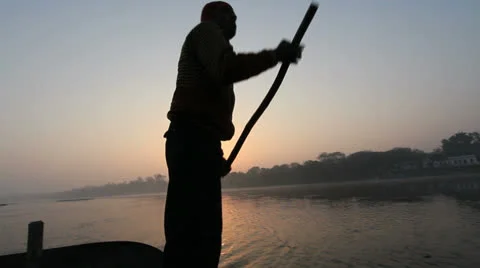 India man poling a roat on the River Yamuna Vídeos de archivo 24651954