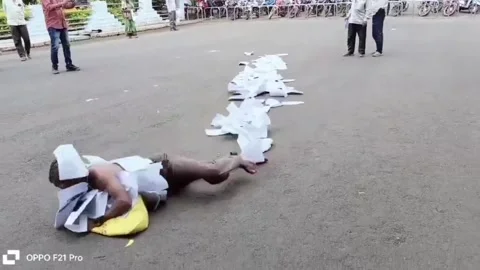 India: Man wraps himself in chain of complaints at collectoroffice in centra... Stock Footage 283557711