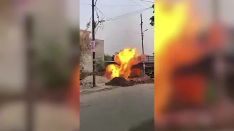 India: Massive fire breaks out in IGL pipeline in northern India Vidéo 280529883