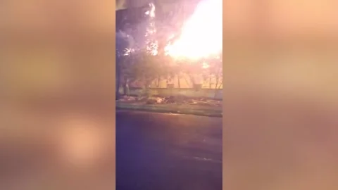 India: Massive fire engulf textile factory, several fire trucks are on site Vídeos de archivo 276615828