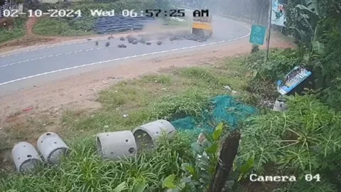 India: Mini pickup van overturns on busy highway in Kozhikode, driver escape... Stock Footage 286336863