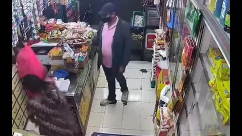 India: Shocking CCTV: Thief Snatches Womans Gold Chain in Punes Warje G... Video stock 320741695