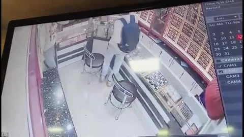 India: Three Armed Men Rob Mumbai Jewellery Store in Broad Daylight, Atta... Stock Footage 320675004