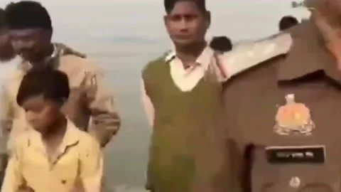 India: Three Die After Google Maps Misguides Drivers into River Vídeo Stock 293318744