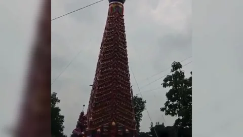 India: Tragedy strikes Muharram procession in northern India: tazia collides... Vidéo 280415935