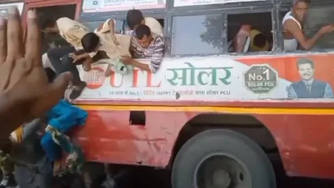 India: Update: Bus full of passengers hangs off bridge in northern India: ch... Vidéo 280425951