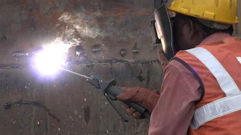 India, worker welding at construction site Vidéo 48772206