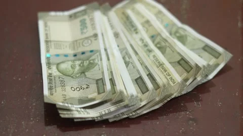 Indian 500 Rupee Notes Closeup  Cash Spread on Table 스톡 동영상 321201609