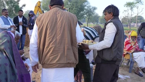 Indian aged Man distributing pieces of fresh Jaggery. Vídeo Stock 147482446