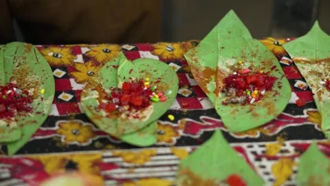 Indian Betel Leaf with Ingredients Displayed in Market Stall Видео 320362993