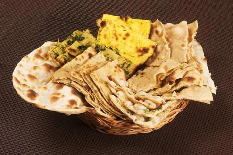 Indian Bread Basket which includes chapatis, roti and parathas Indian Brea... 스톡 사진