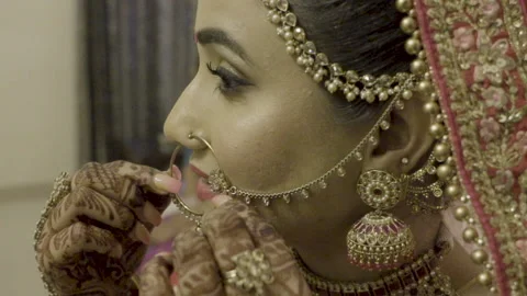 Indian Bride getting ready for her traditional Indian Wedding 스톡 동영상 170824886