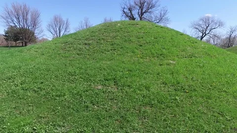 Indian Burial Mounds Stockbeeldmateriaal 74771151
