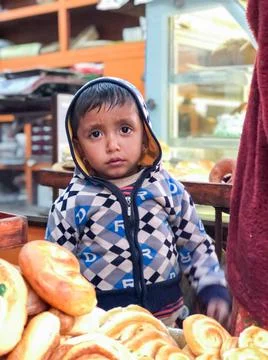 The indian child in the kitchen Fotos de archivo