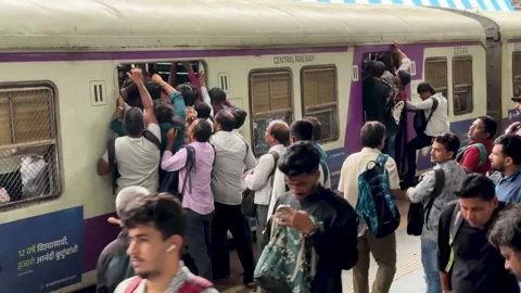 Indian commuters struggling to board an local train during rush hour in Mumbai Stock Footage 341455707