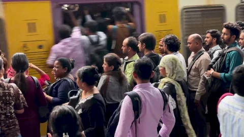Indian commuters waiting for a local train at a busy railway station Vídeo Stock 341455747