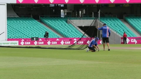 Indian cricket, team of workers preparing the stadium before the game Vidéo 52335359