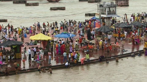 Indian crowd of pilgrims Ganges 스톡 동영상 233886