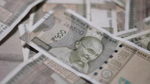Indian Currency Notes of Five Hundred Rupees Scattered in Selective Focus Stock-Fotos