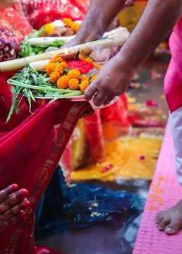 Indian devotee doing holy rituals at chhath festival at morning Stockfoto's