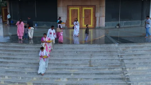 Indian Devotees Carrying Offerings Down Temple Stairs In Traditional Dress 库存影片 335194104