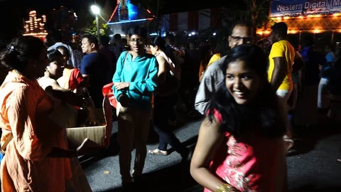 Indian devotees distribute mandarin orange at street during Thaipusam festival. Vídeo Stock 129410782