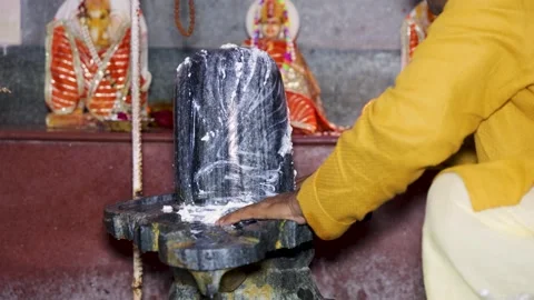 Indian Devotees Performing Sacred Abhishek Ritual Before Shiva Lingam with .. Stockbeeldmateriaal 338079141