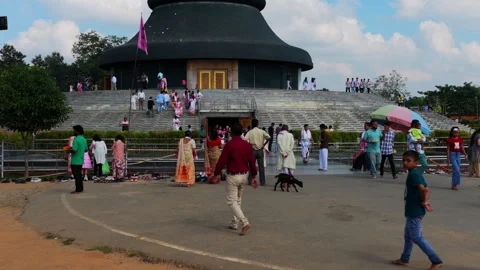 Indian Devotees Visiting Modern Temple Architecture In India 库存影片 335193952