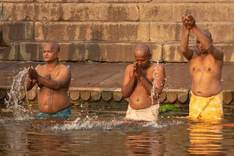 Indian devots bathing in Ganga river 스톡 사진