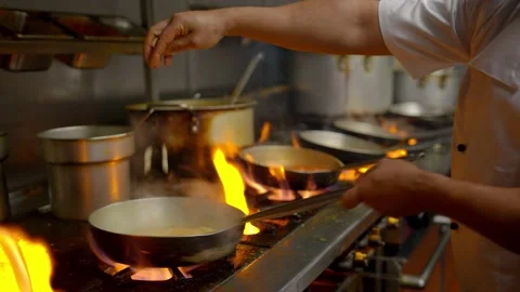 Indian dish being prepared in authentic indian resteraunt Stock Footage 167268979