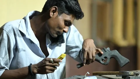 Indian dummy moulder working at workshop Vídeo Stock 347978937