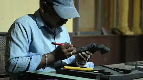 Indian dummy moulder working at workshop 動画素材 347978982