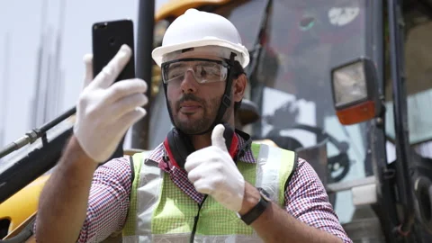 Indian engineer holding smartphone and making video call with costumer. Vídeos de archivo 162018541