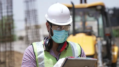 Indian engineer using digital tablet for project planning. Vídeos de archivo 162019721