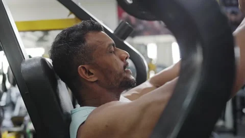 Indian fit middle aged man performs weight training exercise in a modern gym Vidéo 341856162