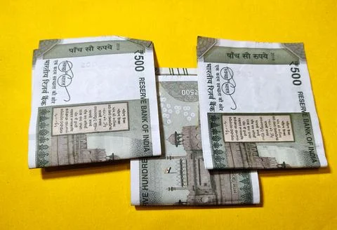 Indian five hundred rupee notes on the yellow background Foto stock