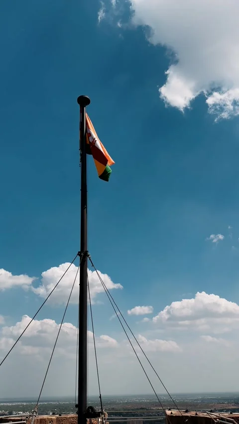 The Indian flag flutters in the wind Stockbeeldmateriaal 333571635