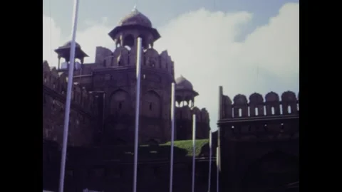 The indian flag is waving in the wind over the red fort in delhi Vidéo 291081934