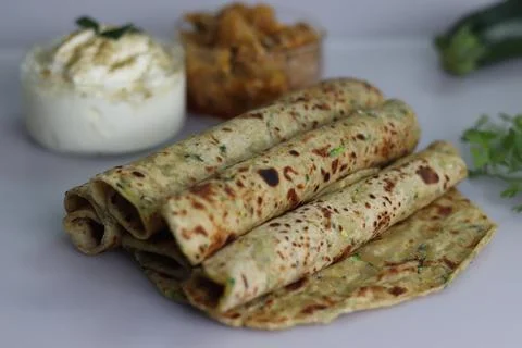Indian flat bread made of whole wheat flour, grated zucchini and coriander le Fotos Stock