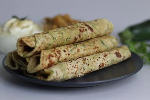 Indian flat bread made of whole wheat flour, grated zucchini and coriander le 스톡 사진