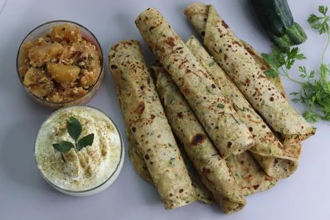 Indian flat bread made of whole wheat flour, grated zucchini and coriander le 스톡 사진